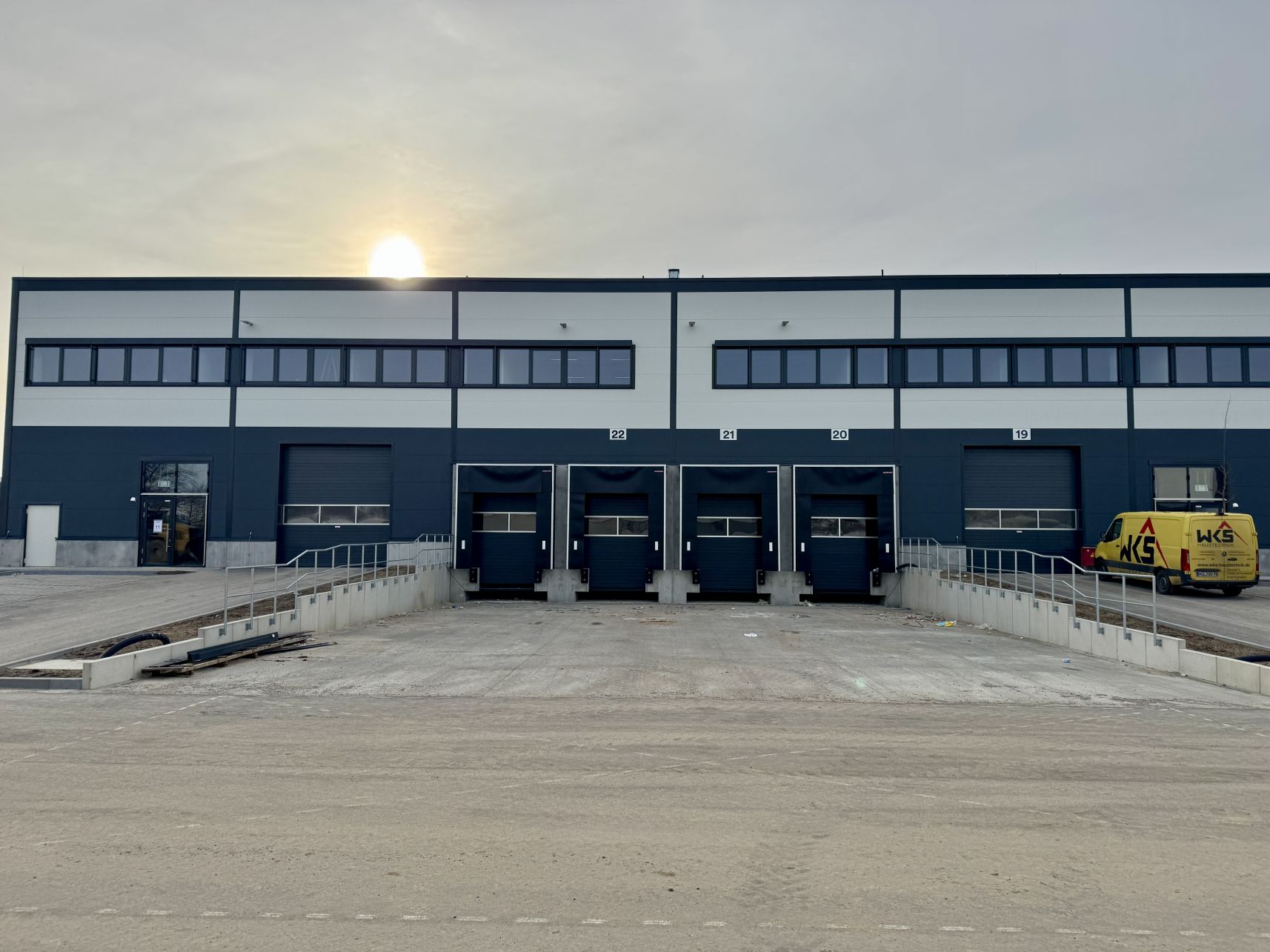 The space rented and already occupied by LS Logistics Solution is divided into around 2,900 m² of hall space and 600 m² of office and mezzanine space. JLL advised the tenant and brokered the conclusion of the contract
